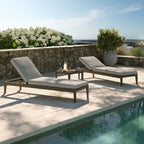 Ensemble de mobilier d'extérieur Northlake 3 pièces en bois de teck avec chaises longues et table d'appoint