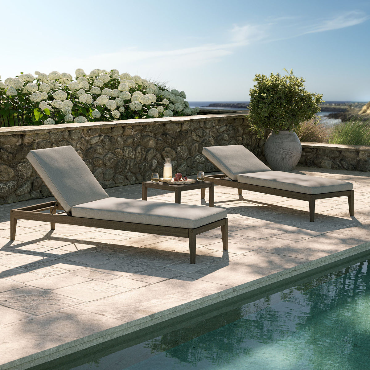 Ensemble de mobilier d'extérieur Northlake 3 pièces en bois de teck avec chaises longues et table d'appoint