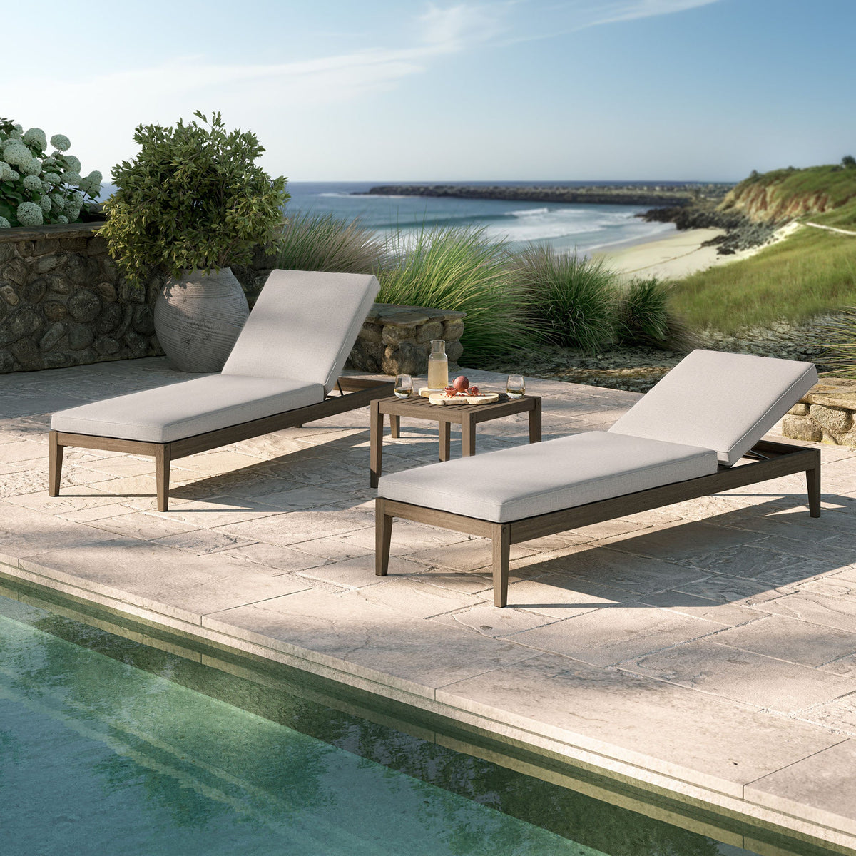 Ensemble de mobilier d'extérieur Northlake 3 pièces en bois de teck avec chaises longues et table d'appoint