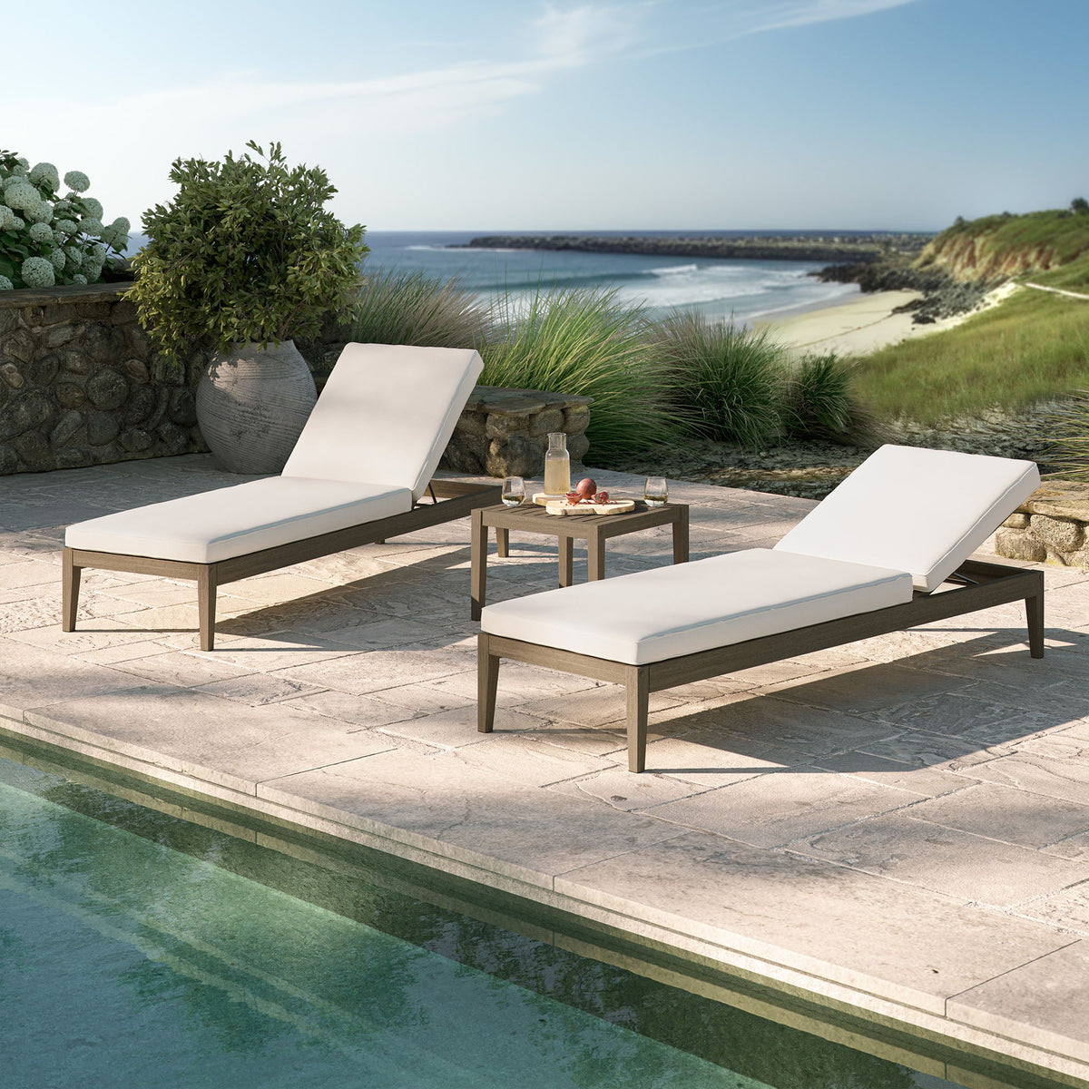 Ensemble de mobilier d'extérieur Northlake 3 pièces en bois de teck avec chaises longues et table d'appoint
