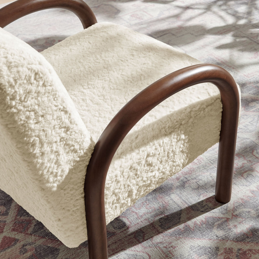 Fauteuil d'appoint Lunet en fausse peau de mouton