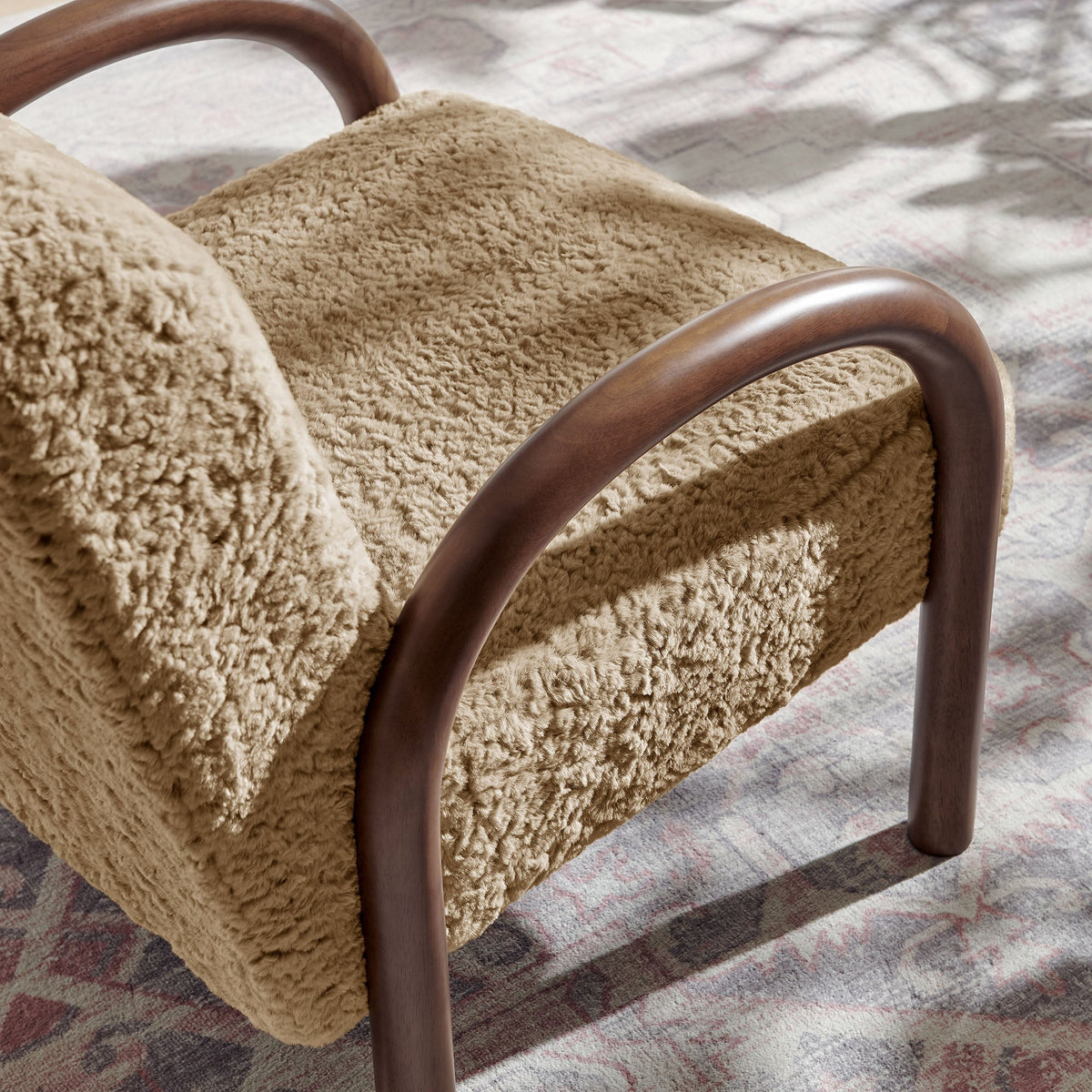 Fauteuil d'appoint Lunet en fausse peau de mouton