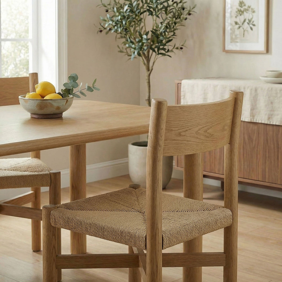 Chaise de salle à manger Alvia en bois de chêne avec assise tressée