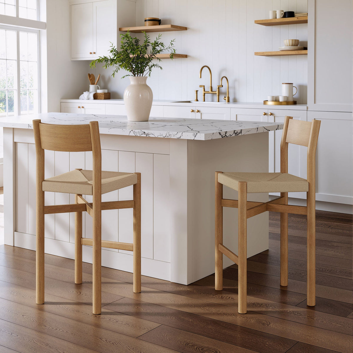 Tabourets de bar Alvia en bois de chêne avec assise tressée, lot de 2