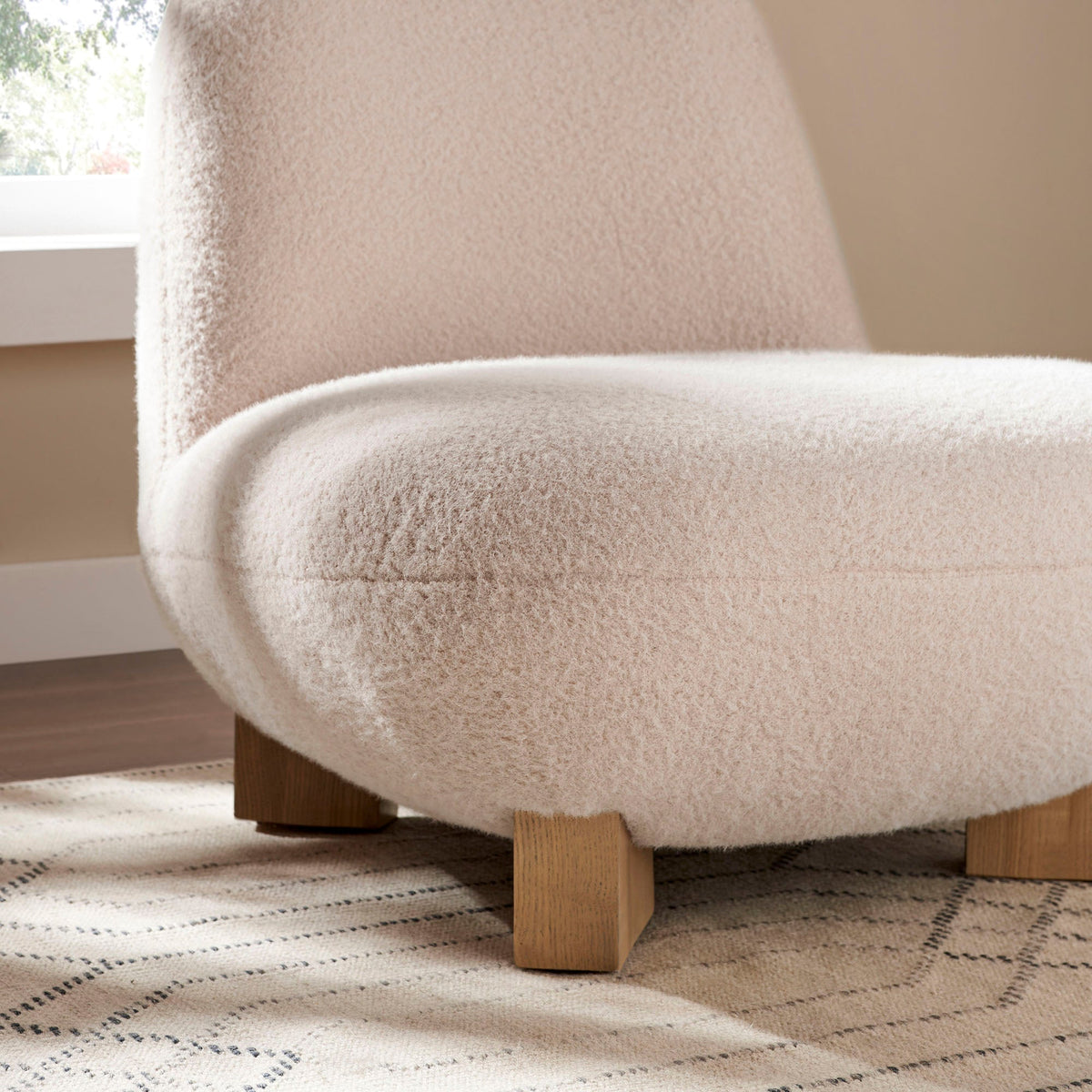 Fauteuil d'appoint Norwood en fausse fourrure de mohair en forme de haricot