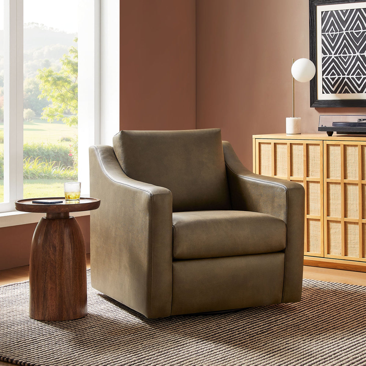 Fauteuil pivotant en cuir végétalien Liora