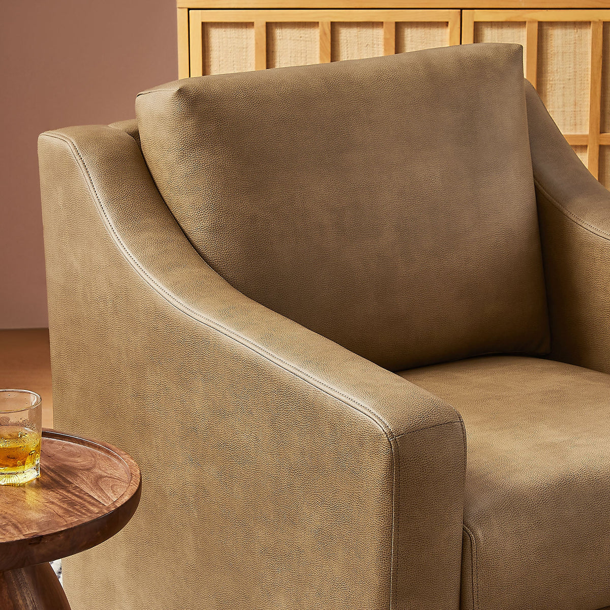 Fauteuil pivotant en cuir végétalien Liora