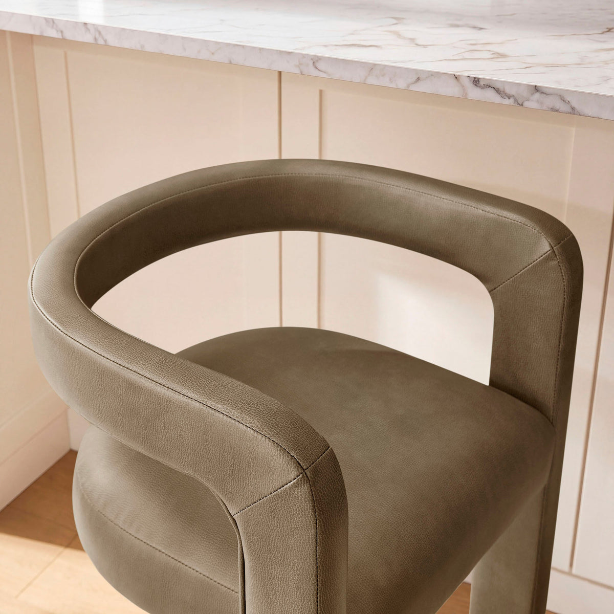 Tabouret de comptoir Winslow en cuir végan de qualité supérieure