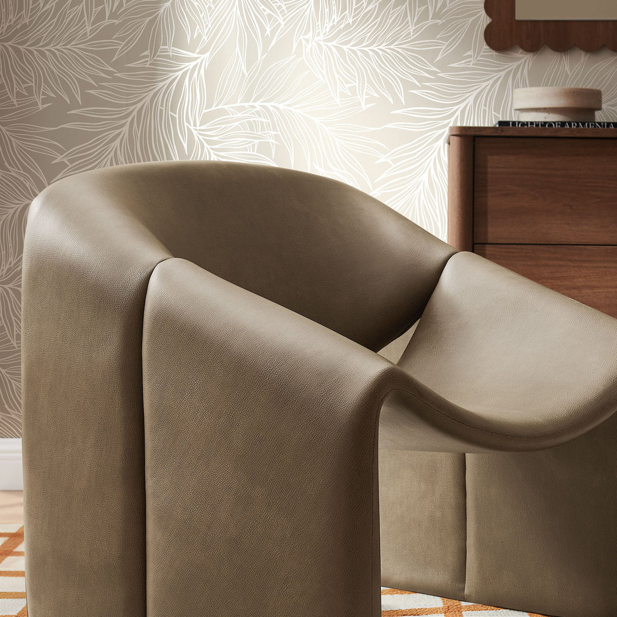 Fauteuil d'appoint en similicuir courbé Vivi