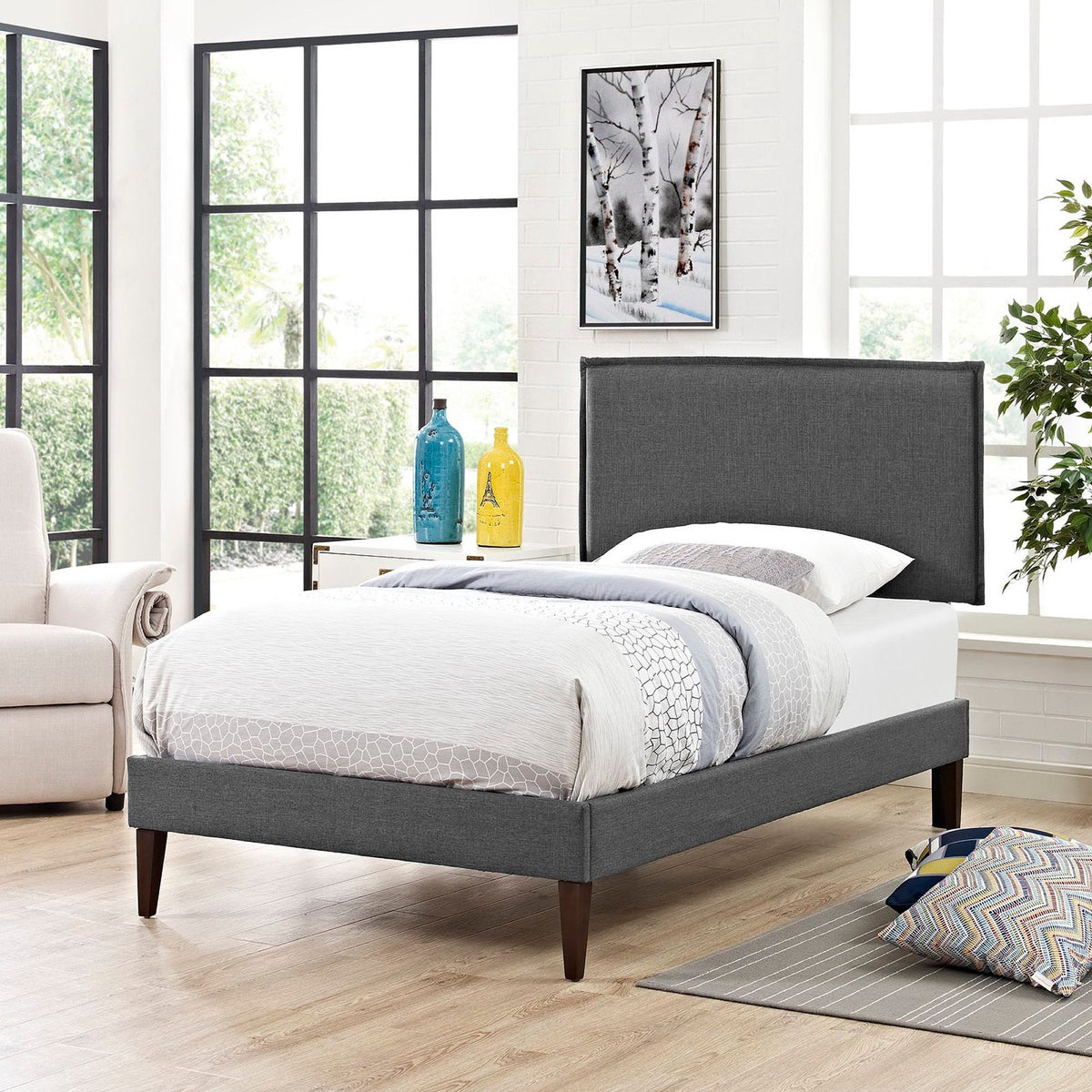 Lit plateforme en tissu Camille avec pieds carrés effilés