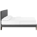 Lit plateforme en tissu Camille avec pieds carrés effilés