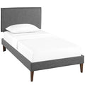 Lit plateforme Amaris en tissu avec pieds carrés effilés