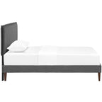 Lit plateforme Amaris en tissu avec pieds carrés effilés