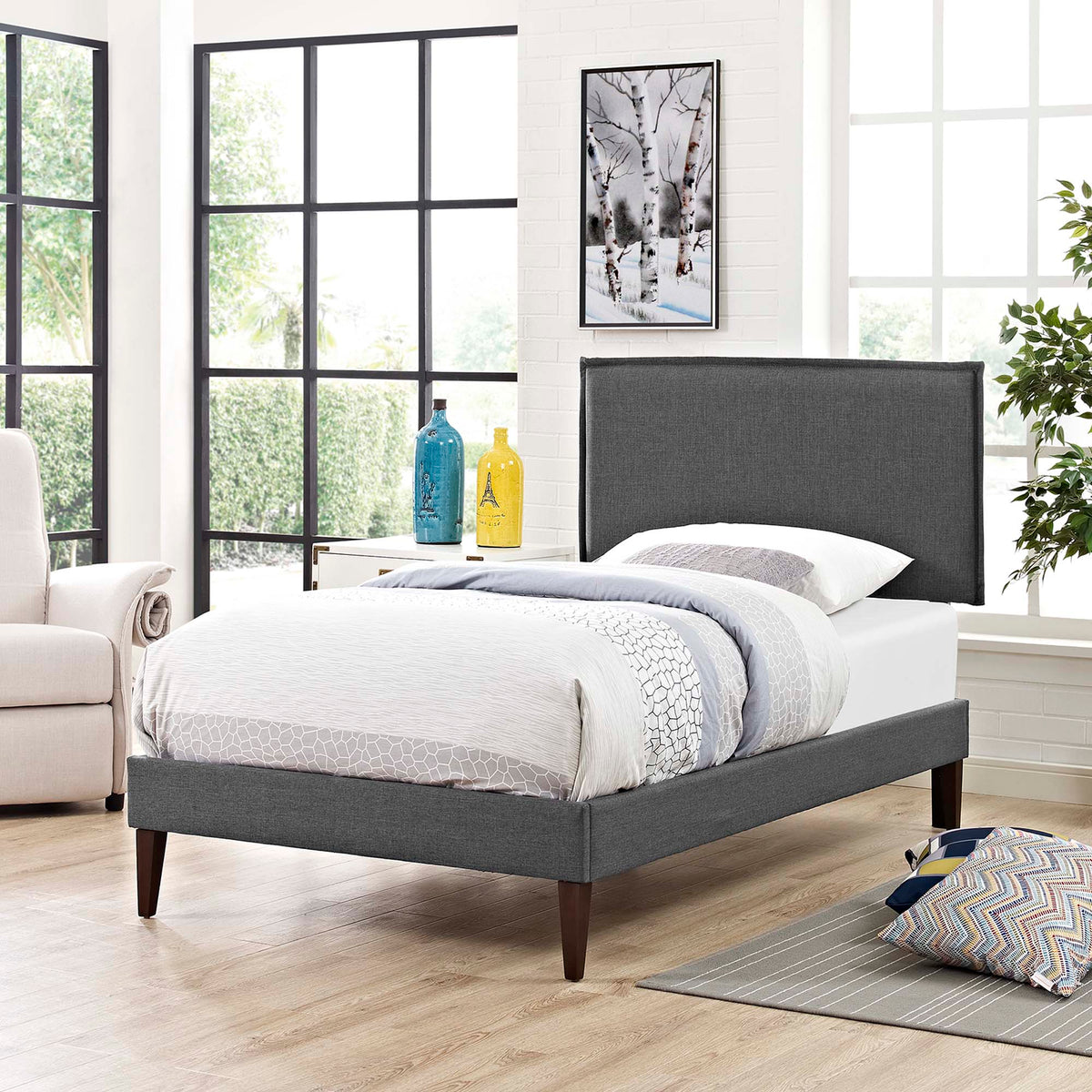 Lit plateforme Amaris en tissu avec pieds carrés effilés
