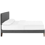 Lit plateforme Amaris en tissu avec pieds carrés effilés