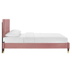 Lit Plateforme Yasmine Channel Capitonnée en Velours Haute Performance avec Pieds en Bois et Or