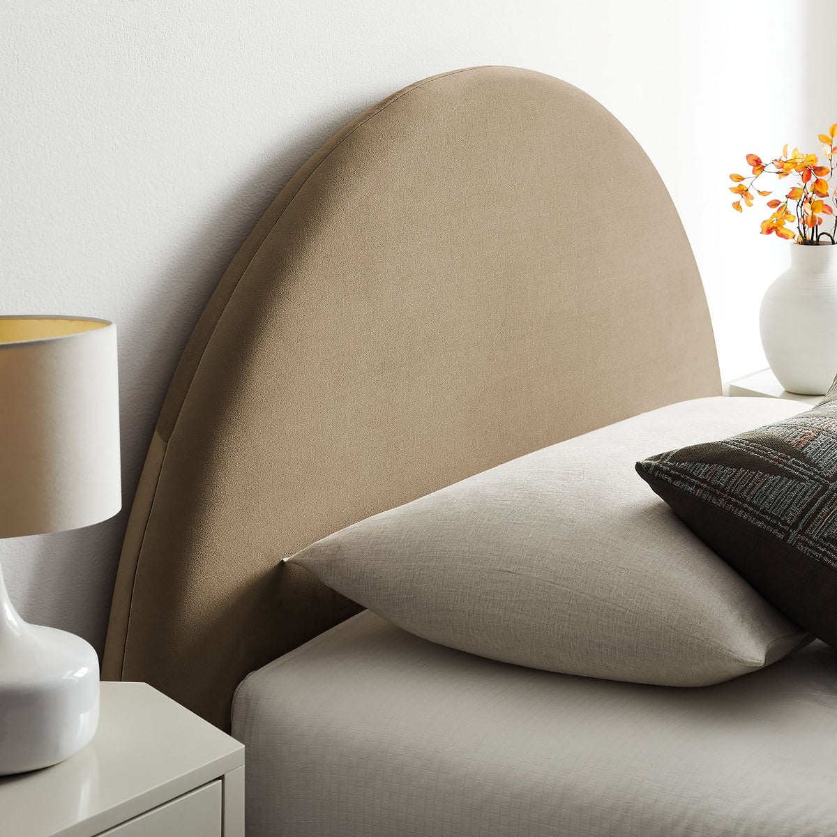 Cadre de lit plateforme de rangement Arched Performance Velvet Resort
